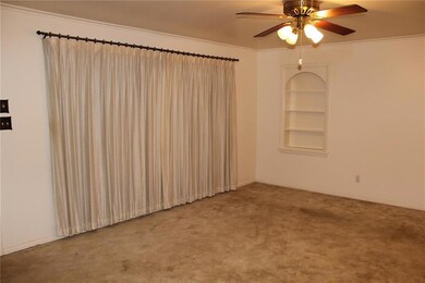 LIVING: LARGE PICTURE WINDOW FOR NATURAL LIGHT