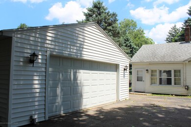 2.5 Car Garage