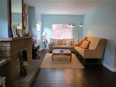 BRIGHT & BEAUTIFUL LIVING ROOM WITH THREE WINDOWS 