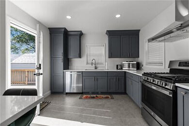 12 Phillips Ave, Middletown, RI 02842 - photo 2