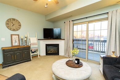 250 Cimarron Dr unit 116, Hiawatha, IA 52233 - photo 4