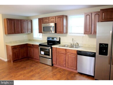 547 W Lawn Ave, Reading, PA 19609 - photo 5