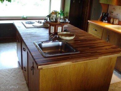 5- KITCHEN ISLAND