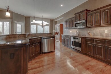 Upgraded stainless steel appliances, built in tras
