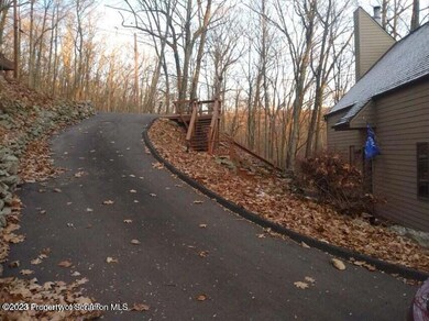 114 N Iroquois Cir, Hazleton, PA 18202 - photo 2