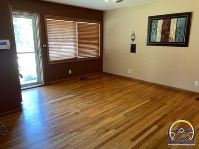 5207 SW 31st St, Topeka, KS 66614 - photo 2