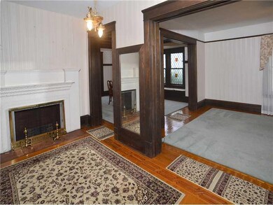 Entry/Foyer.