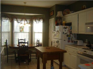 Kitchen w/ breakfast area