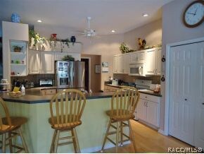 Kitchen w/breakfast bar