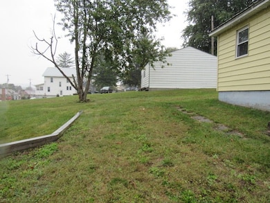 1688 Pitt St, Jennerstown, PA 15547 - photo 4