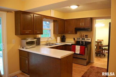 2646 W 34th St, Davenport, IA 52806 - photo 2