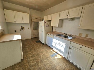109 SW Clay St, Topeka, KS 66606 - photo 6