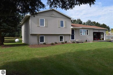 12190 S Lincoln Hollow Ct, Cedar, MI 49621 - photo 2