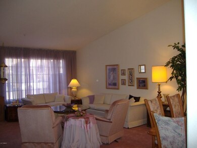 Living rm w/vaulted ceilings