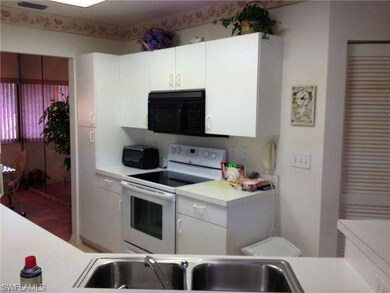 Spacious Kitchen with a lunch counter and table an