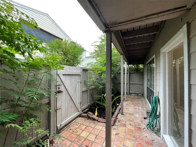 Coutryard with covered patio area