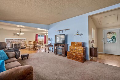 1073MayfairLn-005