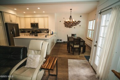 288EdwardsVillageBlvd_27433_16