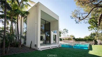 1024 Summit Dr, Beverly Hills, CA 90210 - photo 2