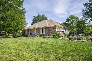 1600 NW Weatherstone Dr, Blue Springs, MO 64015 - photo 2