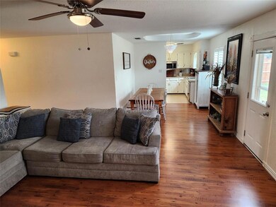 905 Woodview Dr, Granbury, TX 76048 - photo 5