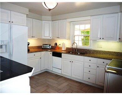 Kitchen. THIS COOKS DELIGHT OFFERS GRANITE COUNTER