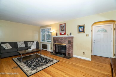 4-web-or-mls-2093Caldicott-4