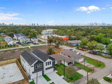 Prime location alert! This South Union gem offers unbeatable proximity to Houston's top amenities, making city access a breeze. Minutes from Downtown Houston, Medical Center, NRG Stadium, and Universities.