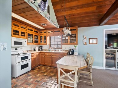 Kitchen and Breakfast bar