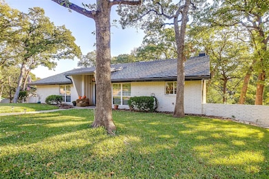 1203 Pebble Creek Dr, Euless, TX 76040 - photo 2