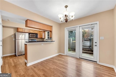Kitchen with kitchen peninsula, hanging light fixt