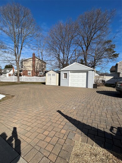 1096 Shelburne Dr, Franklin Square, NY 11010 - photo 4