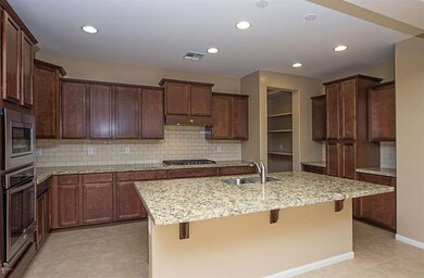 004_Beautiful Gourmet Kitchen