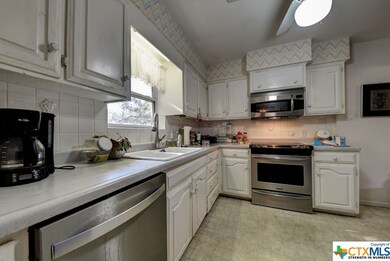 142 E Hillcrest Dr, San Marcos, TX 78666 - photo 7