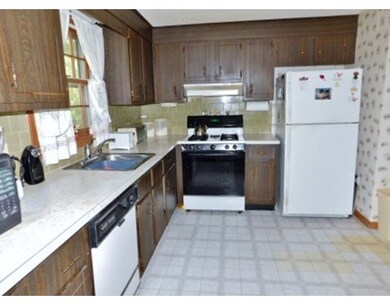 122 Bumble Bee Cir, Shrewsbury, MA 01545 - photo 5