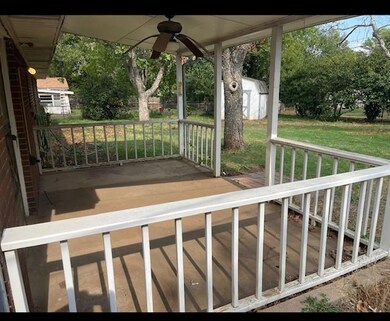 1211 Tanglewood Dr, Cleburne, TX 76033 - photo 3