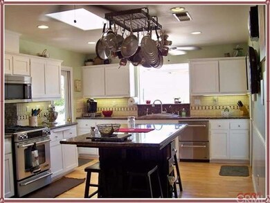 BEAUTIFUL KITCHEN!
