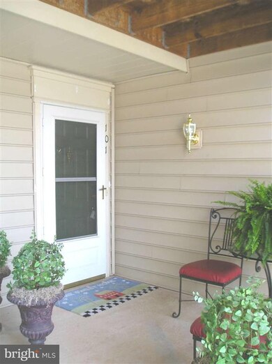46880 Clarion Terrace unit 101, Sterling, VA 20164 - photo 3