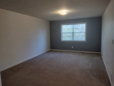 Huge 18 1/2 x 14 1/2 ft living rm