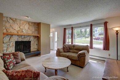 Living Room out front Cul de sac