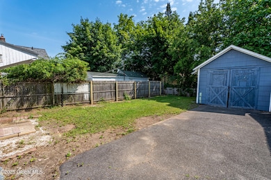 607 Cramer Ave in Rotterdam!