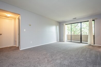 54 Shrewsbury Green Dr unit J, Shrewsbury, MA 01545 - photo 2