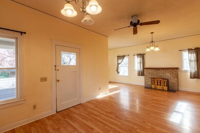 231 SW 9th St, Redmond, OR 97756 - photo 3