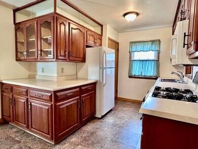 609 S Mill St, Decorah, IA 52101 - photo 6