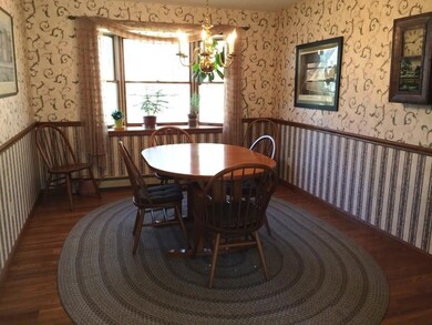 The dining room has a bay window...