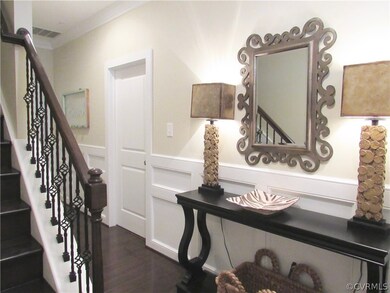 Dramatic foyer w/ 9' ceilings, dark stained hardwo