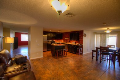 HDR-Rae-1406 W Los Arboles pl-livngroom