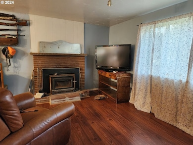 Living Room-Fireplace