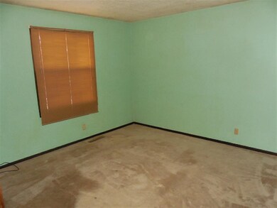 6516 Kelling St, Davenport, IA 52806 - photo 4