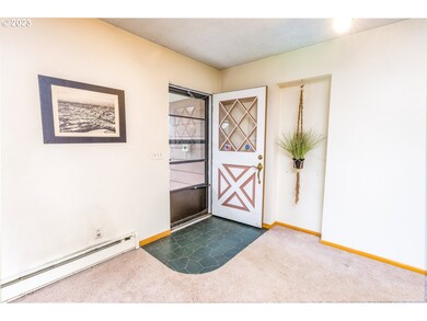 Living Room/Entrance